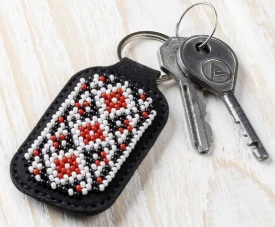 .Raktų pakabukas ant odos siuvinėjamas karoliukais (Wonderland FLBB-094)